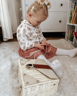 Vidíte tu lásku k naším produktom už u najmenších? ❤️❤️ Naša milovaná modelka 👼🏻 #kabelkazrafie #kabelka #modnydoplnok...